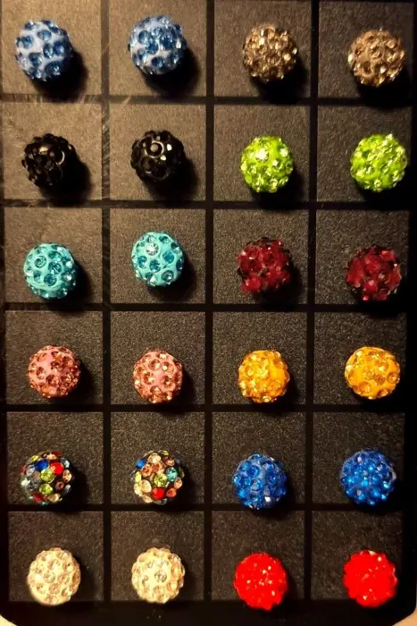 Ørestikker med farvede krystaller