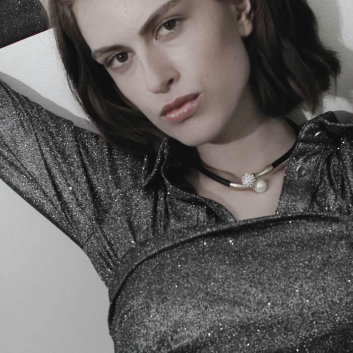 Halssmykke om halsen