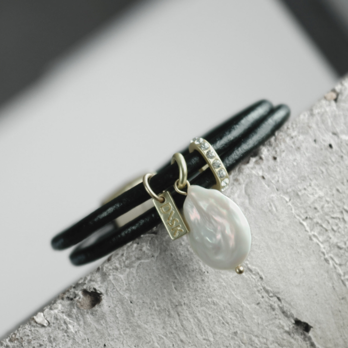 Læderarmbånd med ferskvandsperle