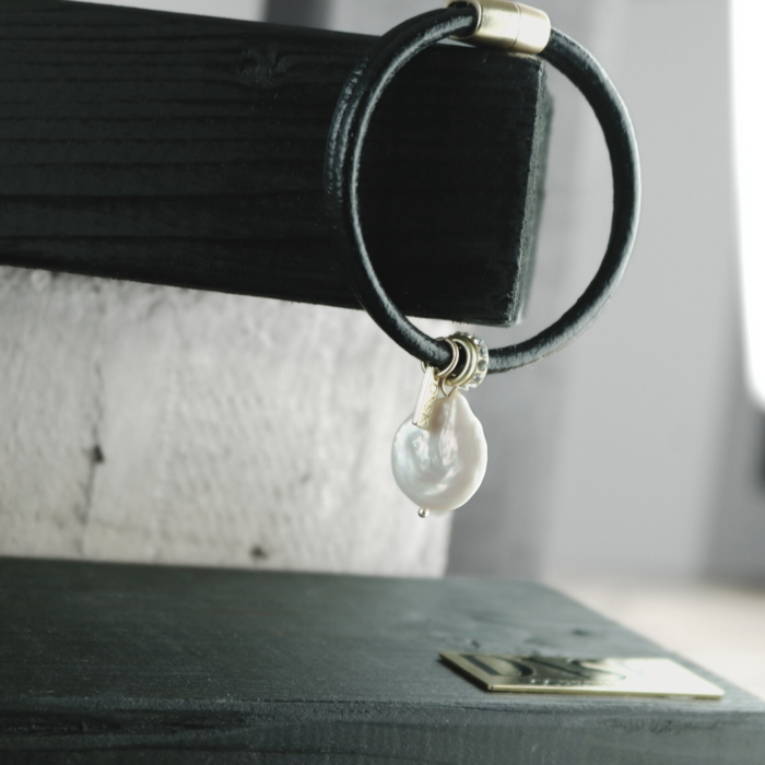 Armbånd af læder med ferskvandsperle