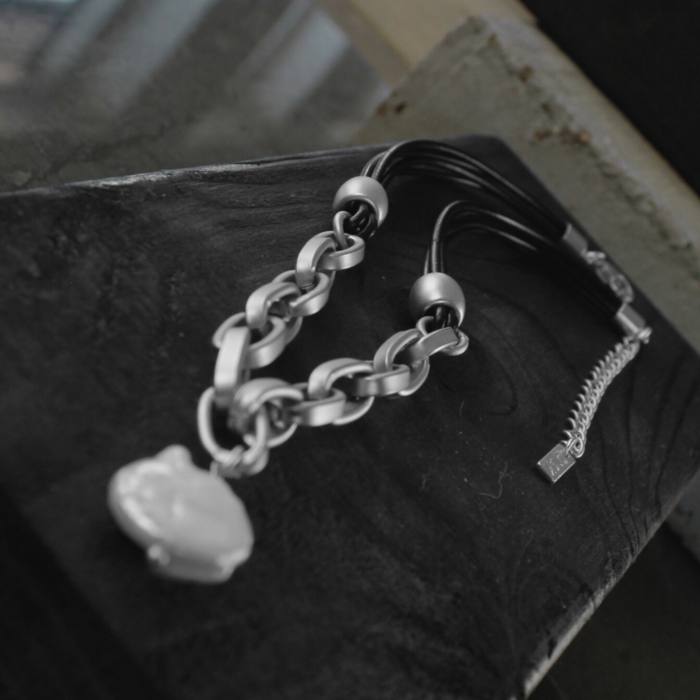 Halskæde af læder og kæde